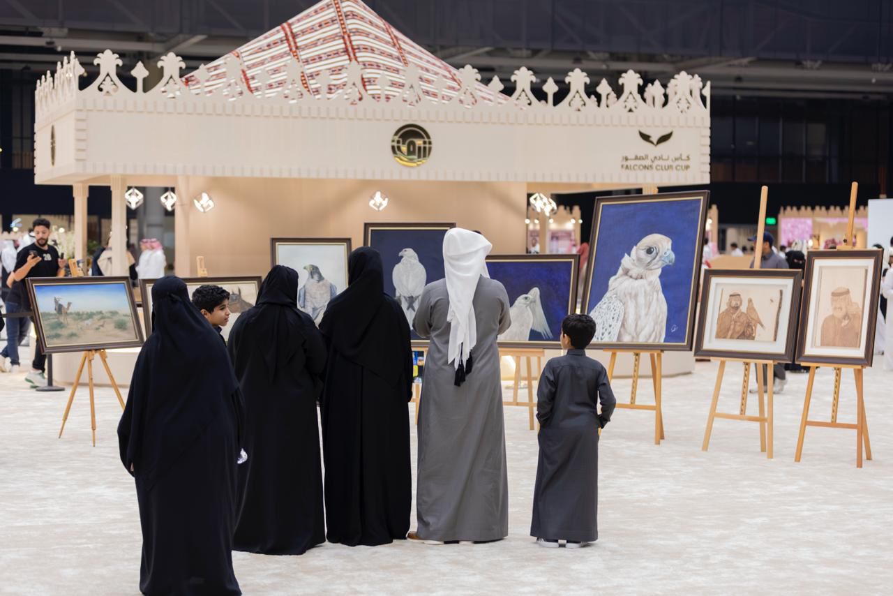 اهتمام عائلي بموروث الصقارة في منافسات كأس نادي الصقور السعودي 2025 بالخبر