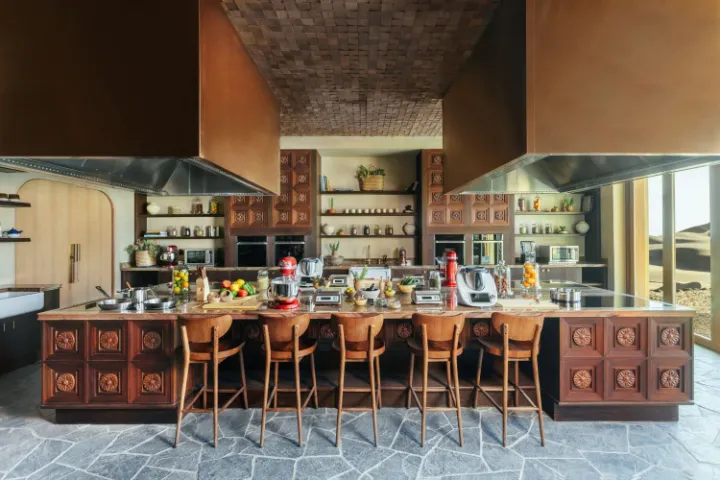 احتفاء بالمذاق والفخامة: الشيف الحائزة على نجمة ميشلان جوليا كومب تقدم تجربة طهي عالمية في منتجع سيكس سينسيز الكثبان الجنوبية