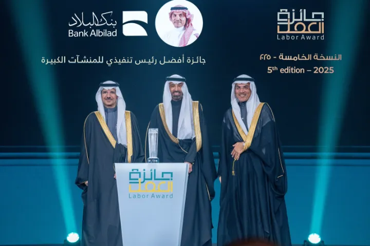 الرئيس التنفيذي لبنك البلاد يحصد جائزة أفضل رئيس تنفيذي للمنشآت الكبيرة