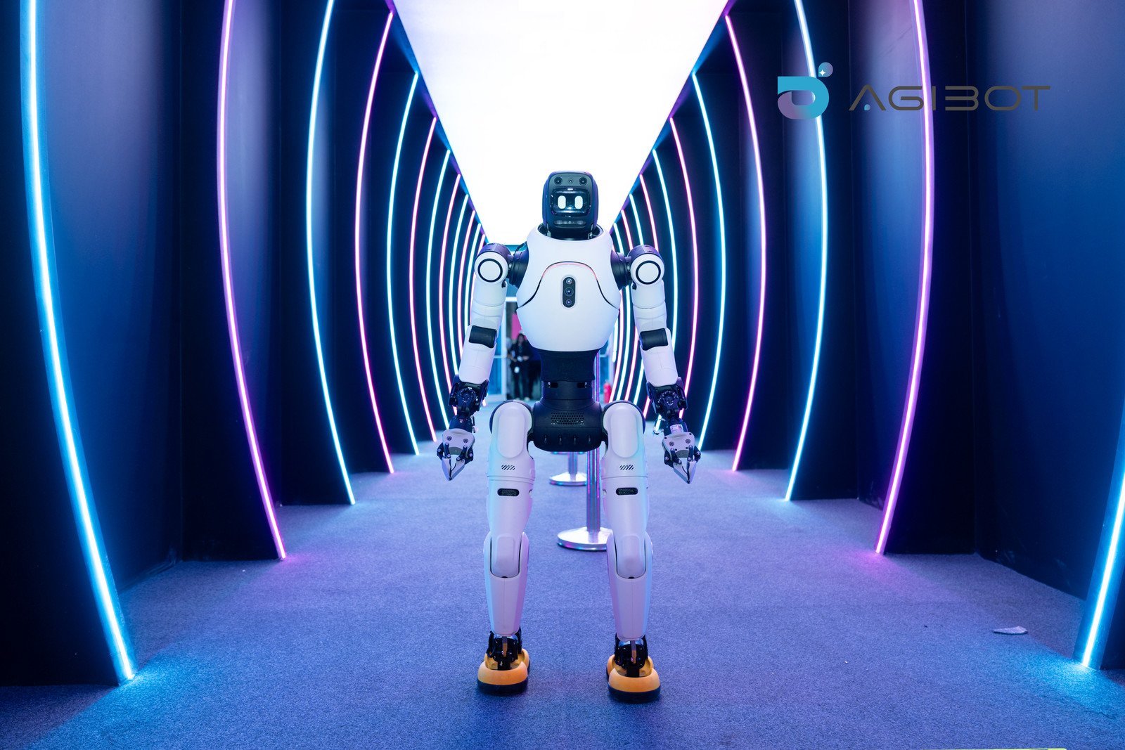 AGIBOT تستعرض الروبوتات الشبيهة بالبشر وحلول «الروبوت كخدمة» في LEAP 2026